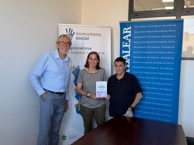 Imagen. Foto de grupo. De izquierda a derecha, el Director Territorial Este de Mutua Balear, Antonio Barros, la técnico de Prevención de Riesgos Laborales de Somontano Social, Pilar Sampietro, y la presidenta del Comité de Seguridad de Somontano Social, Isabel Calderón, en el acto celebrado en la sede del Centro Especial de Empleo de la Fundación AltoAragón Integración (FAI).
