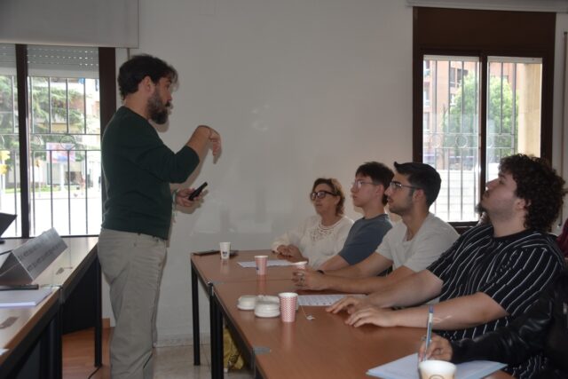 Imagen. Los tres estudiantes que han realizado sus prácticas en Somontano Social en la jornada sobre transformación digital organizada por Zebra Ventures en Barbastro.