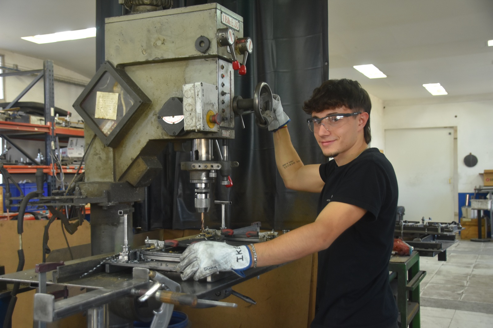 El taller de Artesanía Audio, aula de FP Dual para Iker Bardají, alumno de Salesianos Monzón
