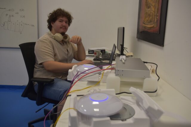 Imagen. José María Calasanz montando unas cámaras durante sus prácticas en Somontano Social, Centro Especial de Empleo de la Fundación AltoAragón Integración (FAI).