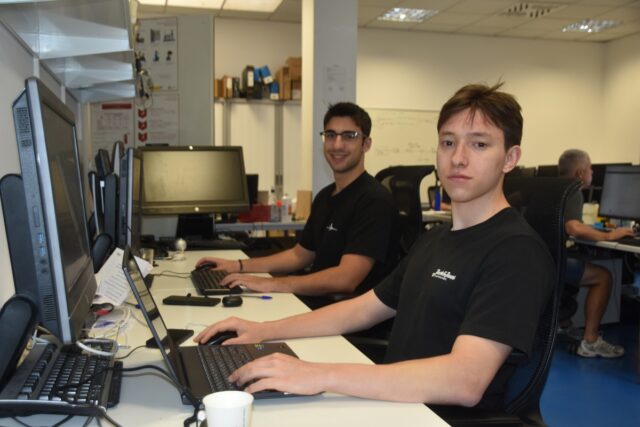 Imagen. Néstor Aisa y Maxim Hrynenko durante sus prácticas en el Departamento de IT de Somontano Social, Centro Especial de Empleo de la Fundación AltoAragón Integración (FAI).