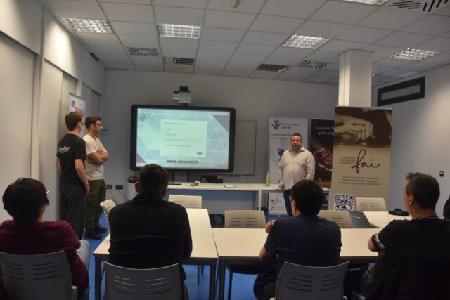 Imagen. Una de las primeras sesiones del Taller contra la Brecha Digital desarrollado en las instalaciones de Somontano Social.