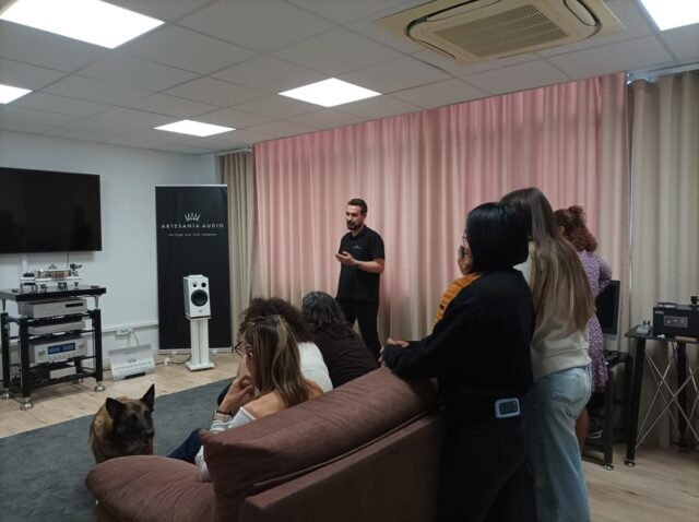 Imagen. Las alumnas del módulo de Atención Sociosanitaria del Programa Experiencial Entabán XIV de la Comarca de Somontano atienden las explicaciones en la sala de audición de Artesanía Audio, marca propia de Somontano Social, el Centro Especial de Empleo de la Fundación AltoAragón Integración (FAI).