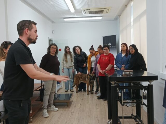 Imagen. El grupo de alumnas del módulo de Atención Sociosanitaria del Programa Experiencial Entaban XIV, en la sala de exposición de Artesanía Audio, marca propia de Somontano Social.