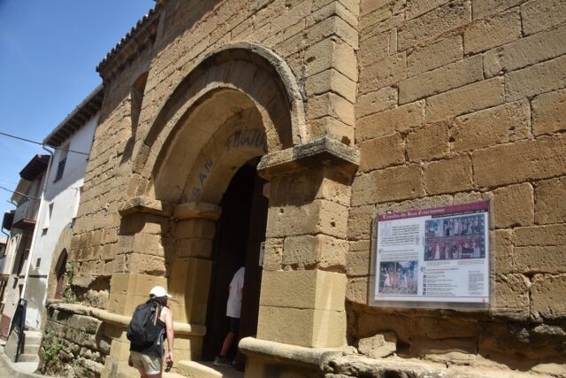 Imagen. Fachada de la iglesia de San Fructuoso, que acoge unas pinturas del siglo XIII de gran valor.
