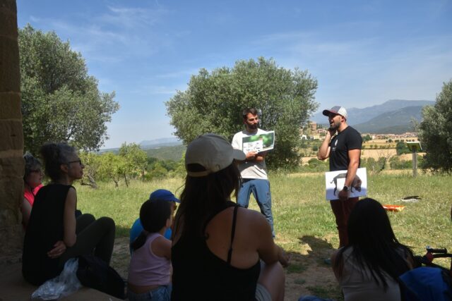 Imagen. Sergio y David, de Fagus, durante su explicación en Bierge durante la jornada de senderismo interpretativo para trabajadores de Somontano Social y sus familias, dentro de las actividades del Centro Especial de Empleo de la Fundación AltoAragón Integración (FAI).