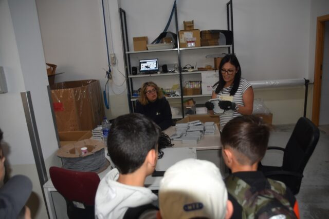 Imagen. Dos de las trabajadoras del área de Manipulados Industriales explican cuál es su trabajo a un grupo de alumnos tras los talleres interactivos de Impresión 3D e IA, en la sede de Somontano Social, el Centro Especial de Empleo de la Fundación AltoAragón Integración (FAI), impulsor del proyecto 'Con-Ciencia' junto al CRIE de Benabarre.