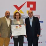 Imagen. Rosa Viñuales, adjunta a Gerencia de Somontano Social, recibe el galardón de Pyme Sostenible de manos del presidente de la Cámara de Huesca.