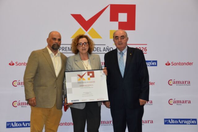 Imagen. Rosa Viñuales, adjunta a Gerencia de Somontano Social, recibe el galardón de Pyme Sostenible de manos del presidente de la Cámara de Huesca.