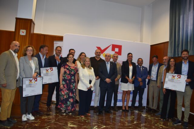 Imagen. Foto de grupo de galardonados y autoridades en el acto de entrega de los premios Pyme Huesca 2026.