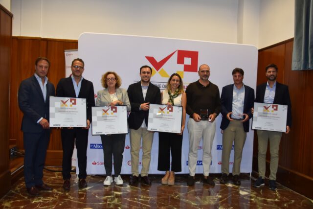 Imagen. Foto de grupo de los galardonados en el acto de entre ga de los premios Pyme Huesca 2026.